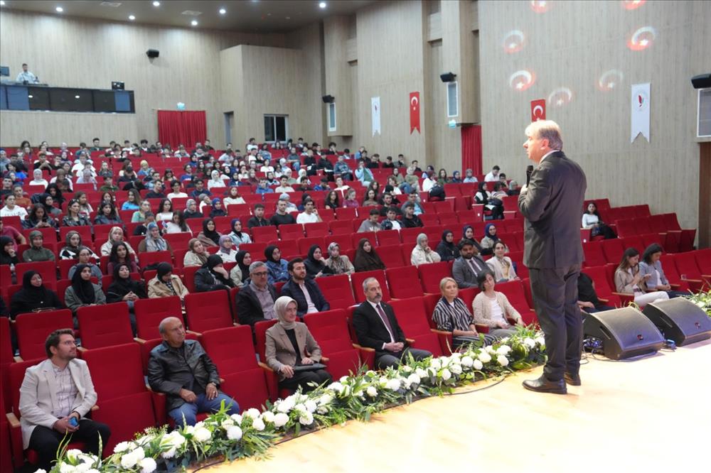 Yalova Üniversitesi’nde 29 Eylül – 2 Ekim tarihleri arasında Eğitim-Öğretim Koordinatörlüğü koordinasyonunda öğrenci oryantasyon programı düzenlendi.
